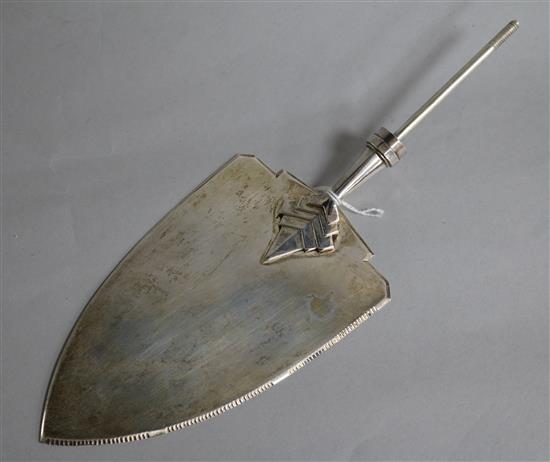 An Art Deco style silver cake slice by Wakely & Wheeler, London, 1962, (lacking handle), 7.2 oz.